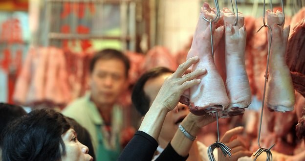 Na razie Chińczycy kupują od nas "gorsze" elementy świni - nóżki, ogony, ryje /AFP