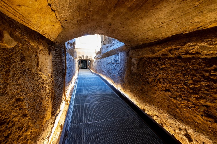 Na razie dla zwiedzających udostępniono około 30 metrów korytarza /ANSA/MASSIMO PERCOSSI /PAP/EPA