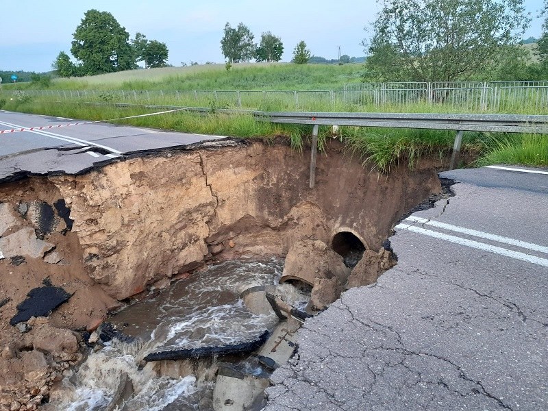 Na razie droga została zamknięta i nie wiadomo, kiedy zostanie naprawiona /Policja