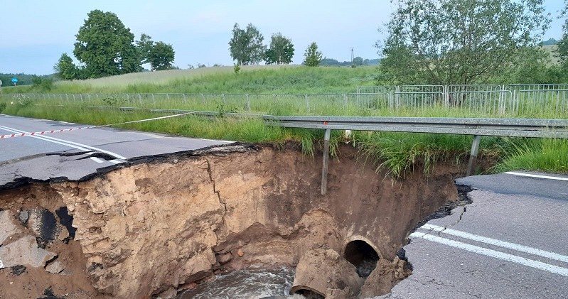 Na razie droga została zamknięta i nie wiadomo, kiedy zostanie naprawiona /Policja