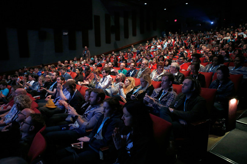 Na razie możemy zapomnieć o siedzeniu w kinie obok siebie /Sean Mathis /Getty Images