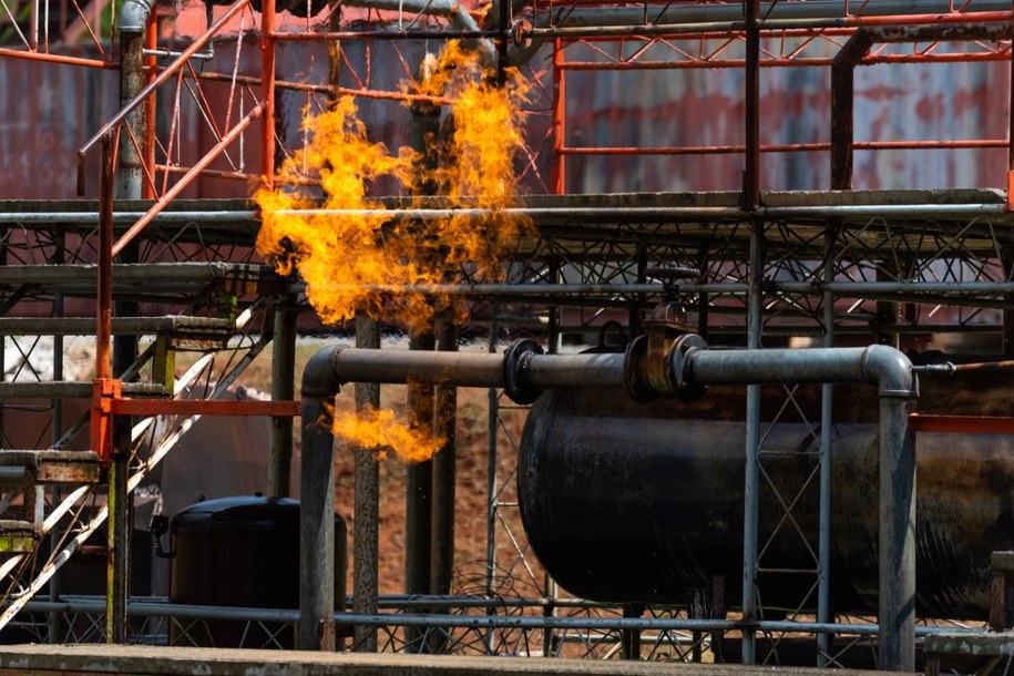 Gigantyczny pożar rafinerii. "Eksplozja jak trzęsienie ziemi"