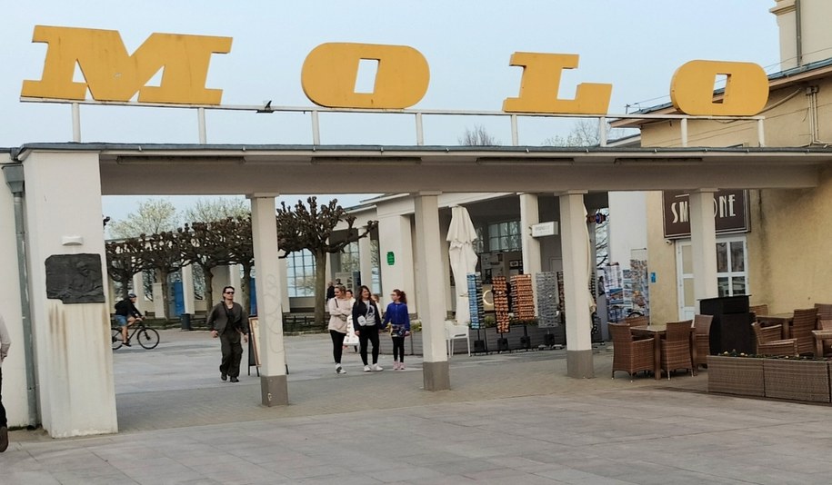 Na razie nie wiadomo, co stanie się z żółtym napisem po zdjęciu go z bramy /Maciej Nycz /RMF FM