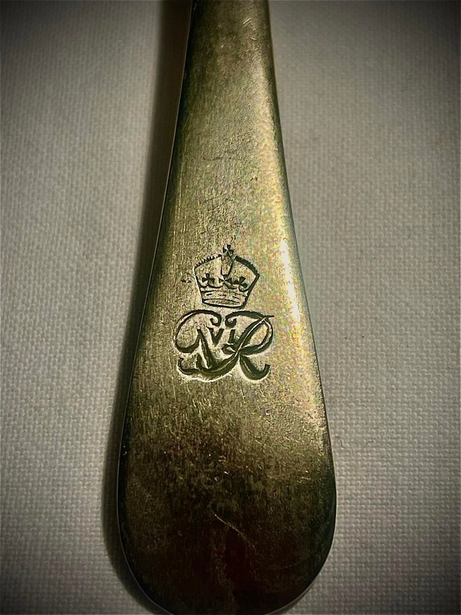Na rękojeści łyżeczki wyryty jest królewski monogram. /Muzeum Historii Ziemi Kamieńskiej /