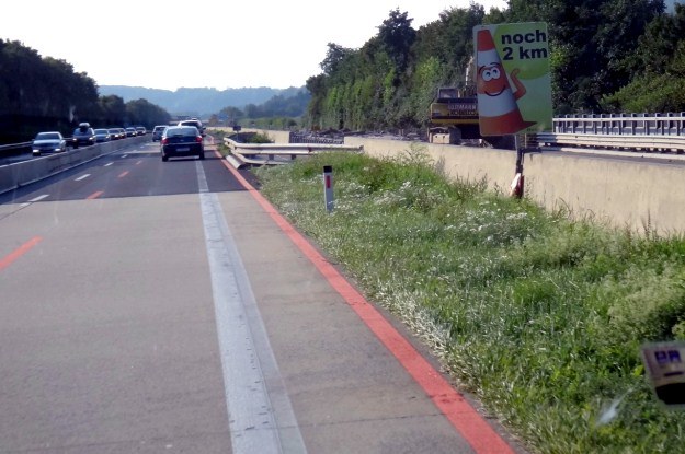 Na remontowanych odcinkach autostrad w Austrii humor kierowców mają poprawić takie oto tablice... /INTERIA.PL