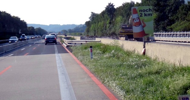 Na remontowanych odcinkach autostrad w Austrii humor kierowców mają poprawić takie oto tablice... /INTERIA.PL