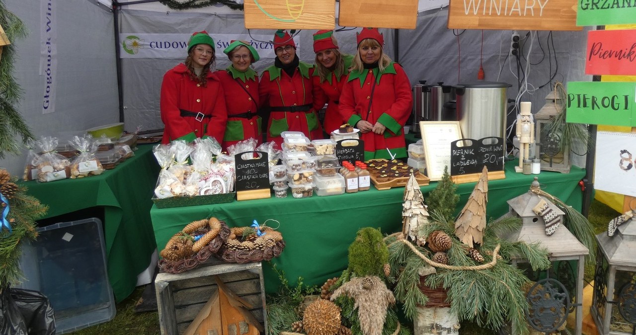 На різдвяному ярмарку під стінами замку можна придбати новорічні прикраси та традиційні солодощі /Domena publiczna