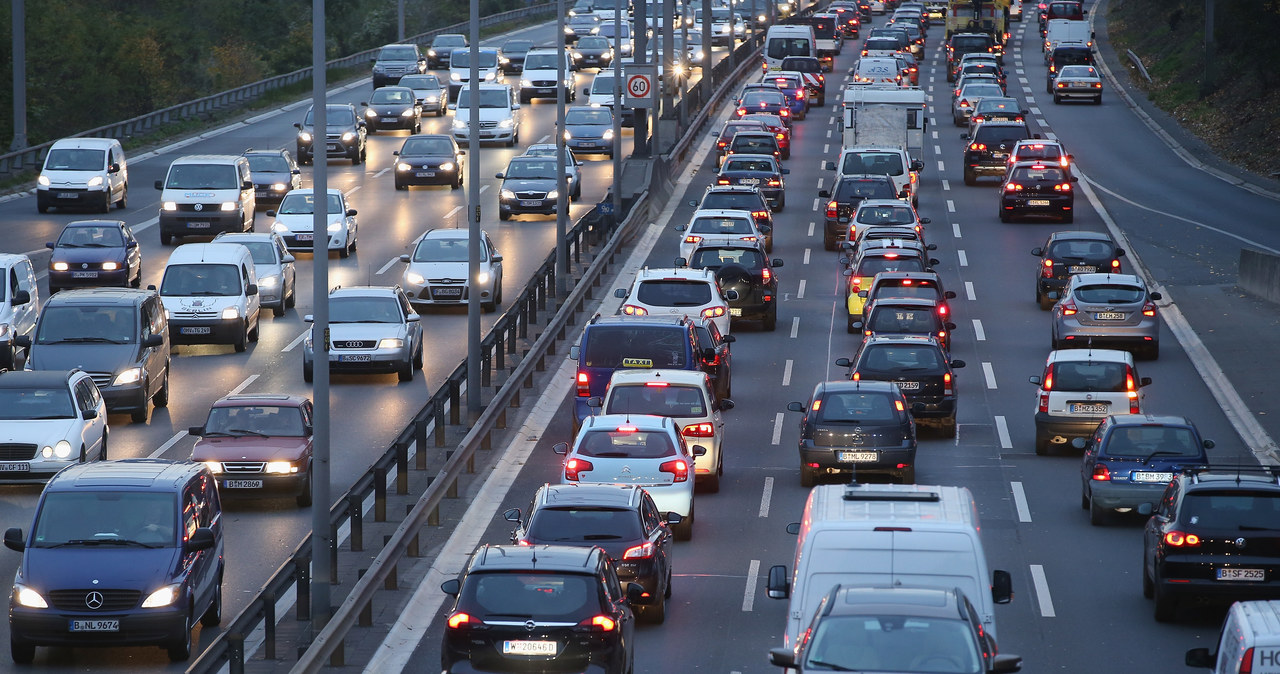 Na ropie i benzynie jeszcze pojeździmy... /Getty Images