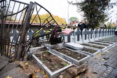 Na Rossie po wypadku samochodowym uszkodzone nagrobki polskich żołnierzy