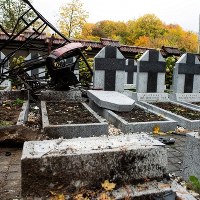 Litwa/ Na Rossie po wypadku samochodowym uszkodzone nagrobki polskich żołnierzy