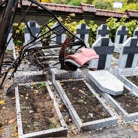 Litwa/ Na Rossie po wypadku samochodowym uszkodzone nagrobki polskich żołnierzy