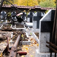 Litwa/ Na Rossie po wypadku samochodowym uszkodzone nagrobki polskich żołnierzy
