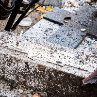 Litwa/ Na Rossie po wypadku samochodowym uszkodzone nagrobki polskich żołnierzy