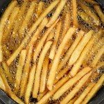 Na rozgrzany tłuszcz wsypuję łyżeczkę. Frytki nie chłoną tłuszczu, chrupią aż miło