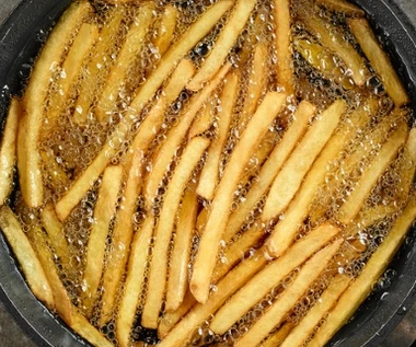 Na rozgrzany tłuszcz wsypuję łyżeczkę. Frytki nie chłoną tłuszczu, chrupią aż miło