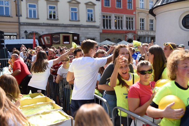 Na Rynku Głównym w Krakowie gromadzą się już tłumy! /Karolina Jóźwiak /RMF FM