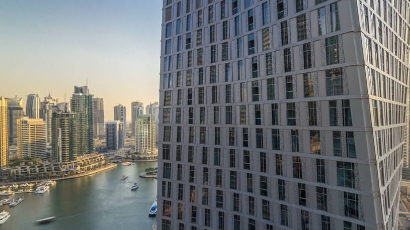 Na rynku mieszkań średnia cena za metr w Dubaju jest niższa niż w Sopocie. Na zdjęciu widok na marinę w Dubaju /123RF/PICSEL