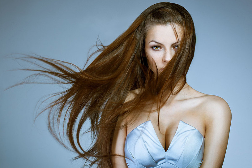Na rynku pojawiły się nowatorskie pomysły przedłużania włosów. Jeśli nudzi się długość fryzury, warto wypróbować którąś z nich /123RF/PICSEL
