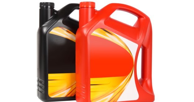 Na rynku są trzy podstawowe typy olejów silnikowych: mineralne, półsyntetyczne oraz syntetyczne. /Motor
