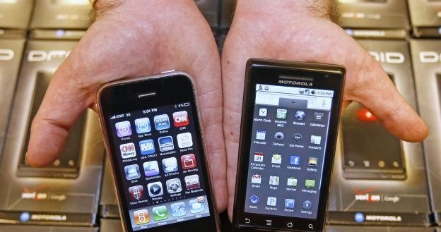Na rynku smartfonów robi się coraz ciaśniej /AFP