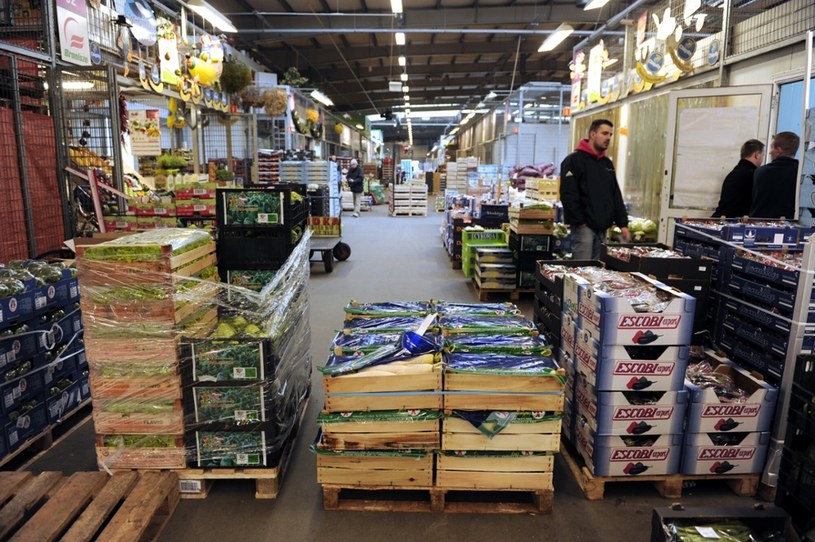 Durante el invierno, en el mercado de Bronisze se puede encontrar una gran variedad de hortalizas importadas.  / Bartosz Krupa / Noticias de Oriente