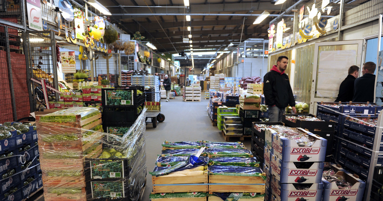 Na rynku w Broniszach w okresie zimowym dostępny jest szeroki asortyment warzyw z importu. /Bartosz Krupa /East News