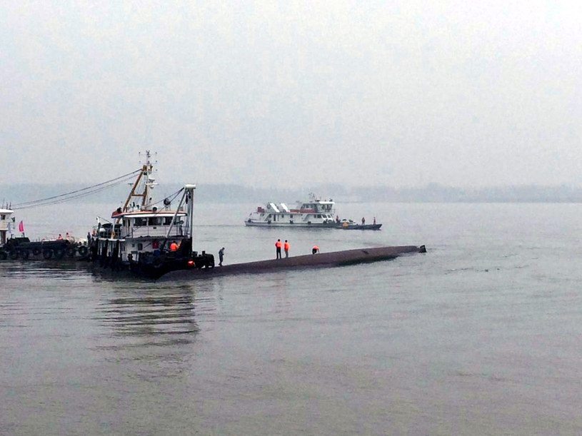 Na rzece Jangcy zatonął statek z ponad 450 osobami na pokładzie /PAP/EPA