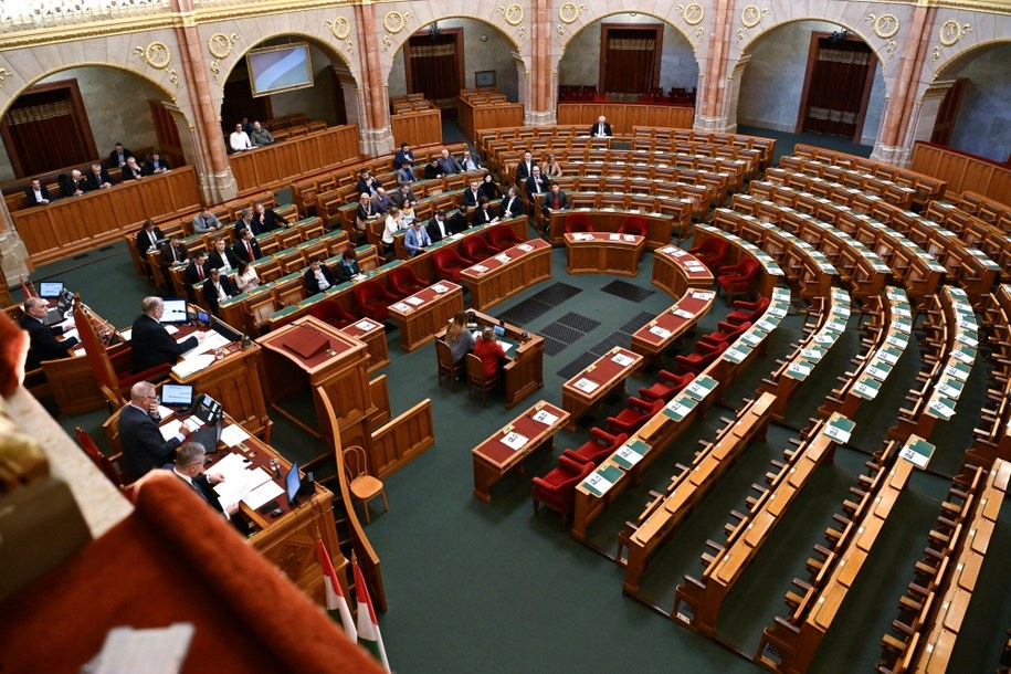 Na sali obrad zabrakło rządzących /Szilard Koszticsak /PAP/EPA