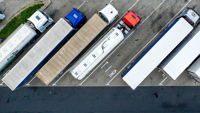 Na samochodach ciężarowych często możemy zobaczyć różne oznaczenia. /Przemek Swiderski/REPORTER /East News
