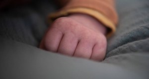 "Na ścianach był szron". Jest śledztwo ws. śmierci niemowlęcia w Radomiu