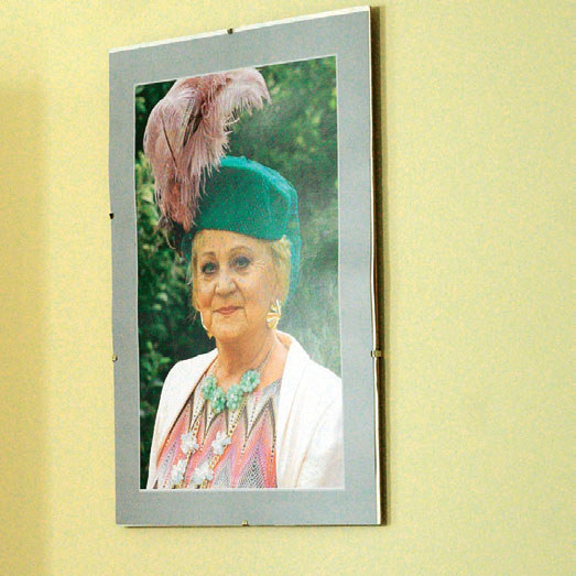 Na ścianach pomieszczenia wiszą zdjęcia Kisielowej /Świat Seriali