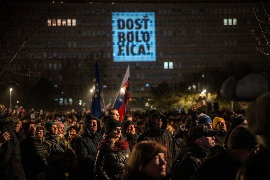 Na ścianie budynku wyświetlono napis „Dość Ficy" /JAKUB GAVLAK /PAP/EPA