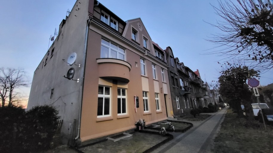 Na ścianie kamienicy w Czarnkowie pojawiła się pamiątkowa tablica /Beniamin Piłat /RMF FM