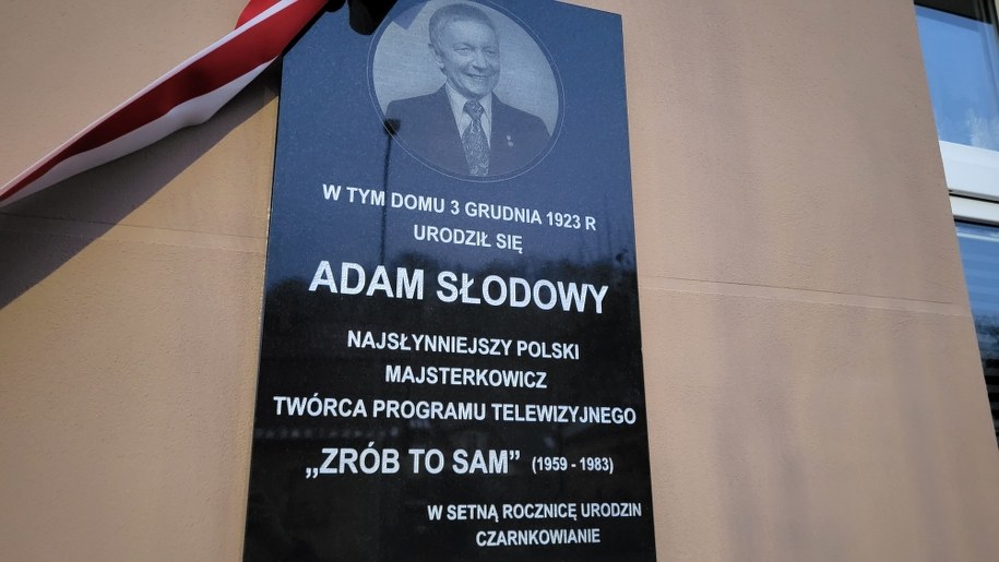 Na ścianie kamienicy w Czarnkowie pojawiła się pamiątkowa tablica /Beniamin Piłat /RMF FM