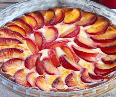 Na serową masę układam śliwki. Wszystkie koleżanki wzięły już ode mnie ten przepis, bo ciasto jest obłędnie pyszne 