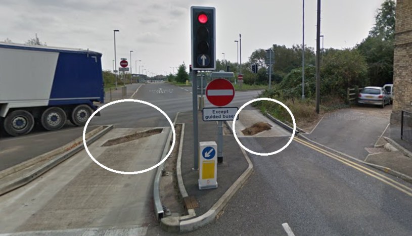 Na skrzyżowaniu Station Road i Harrison Way w miejscowości St Ives można znaleźć buspasy z dziurami. /Mapy Google/zrzut ekranu /