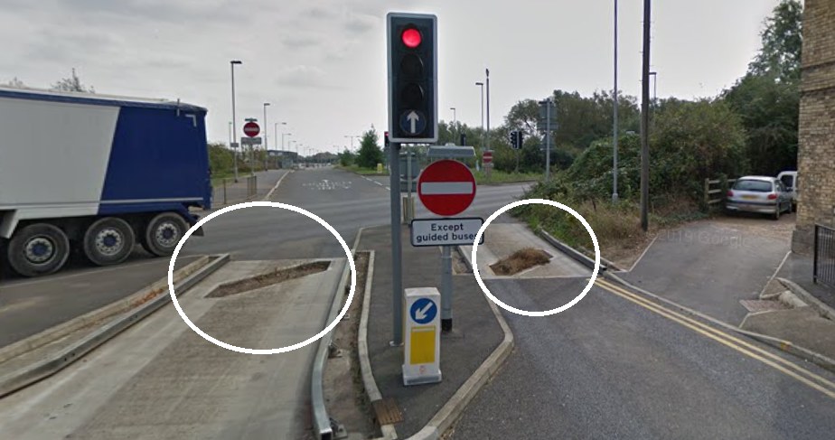 Na skrzyżowaniu Station Road i Harrison Way w miejscowości St Ives można znaleźć buspasy z dziurami. /Mapy Google/zrzut ekranu /