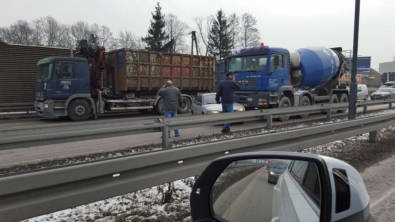 Na skutek kolizji doszło do zablokowania drogi /INTERIA.PL