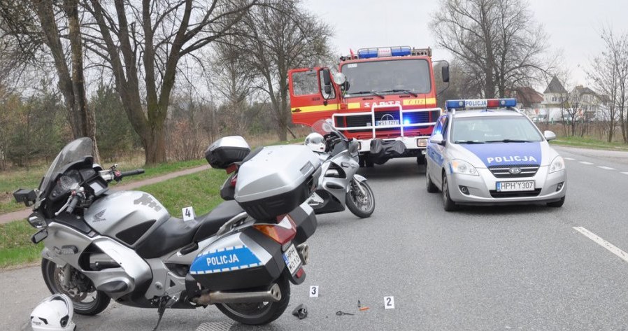 Na skutek potrącenia policjant przewrócił się i z obrażeniami ciała trafił do szpitala /Informacja prasowa