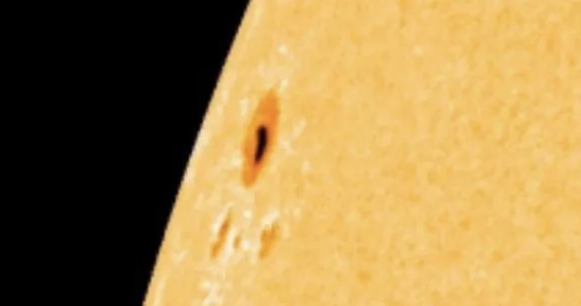 Na Słońcu formuje się gigantyczna plama /NASA