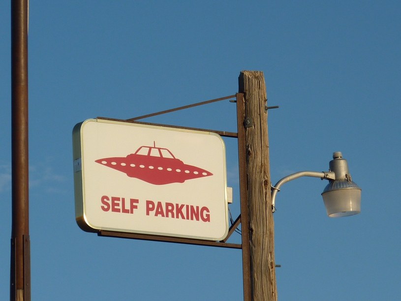 Na słupach przy Extraterrestrial Highway są tablice informujące, że można w tym miejscu wylądować latającym spodkiem /archiwum prywatne