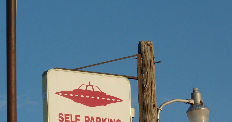 Na słupach przy Extraterrestrial Highway są tablice informujące, że można w tym miejscu wylądować latającym spodkiem /archiwum prywatne