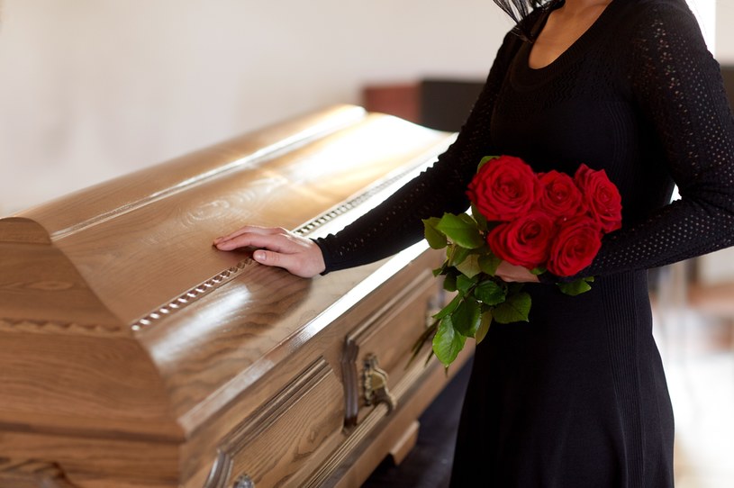 Na śmierć z powodu straty bliskiej osoby narażone są osoby po 60. roku życia i najczęściej umierają w ciągu dwóch miesięcy od śmierci kogoś bliskiego /123RF/PICSEL