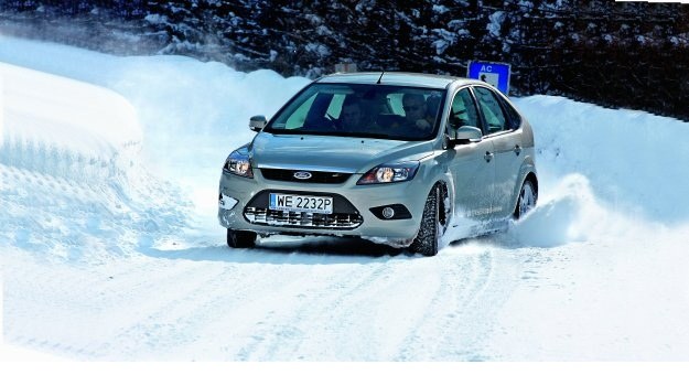 Na śniegu znacznie łatwiej o poślizg, ale wcale nie musi on oznaczać zagrożenia bezpieczeństwa. /Motor