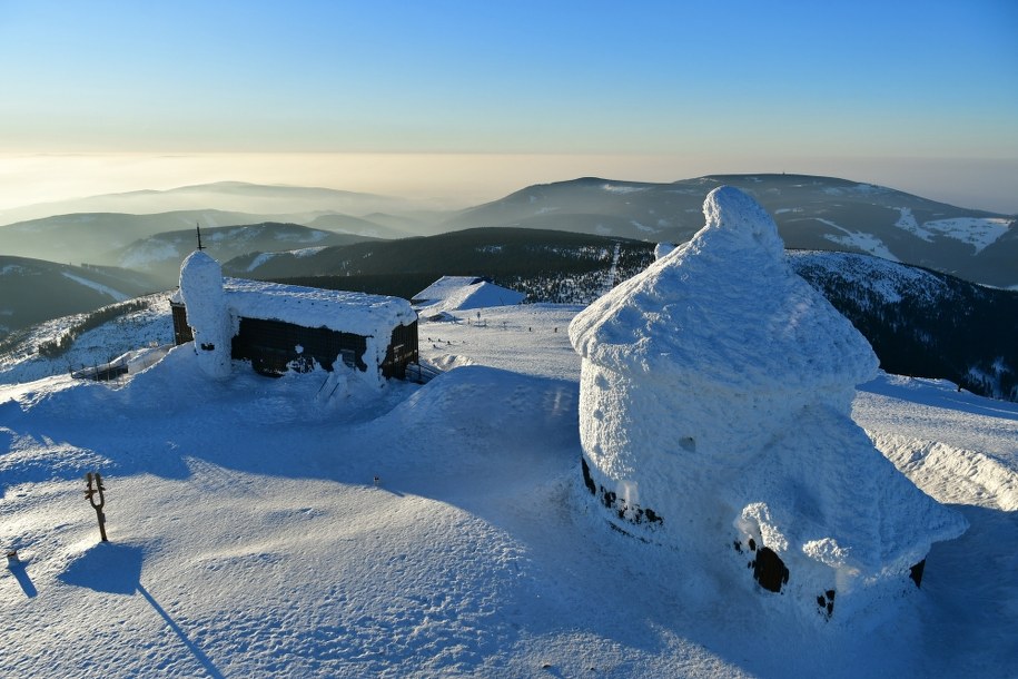 Na Śnieżce, nieprzerwanie od prawie140 lat, prowadzone są pomiary meteorologiczne. Znajduje się tam Wysokogórskie Obserwatorium Meteorologiczne IMGW. /Maciej Kulczyński /PAP