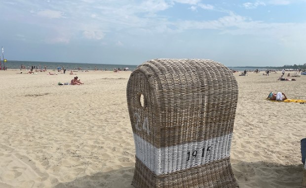 Na sopockiej plaży ruszyła nietypowa wypożyczalnia. To repliki koszy z 1915 roku