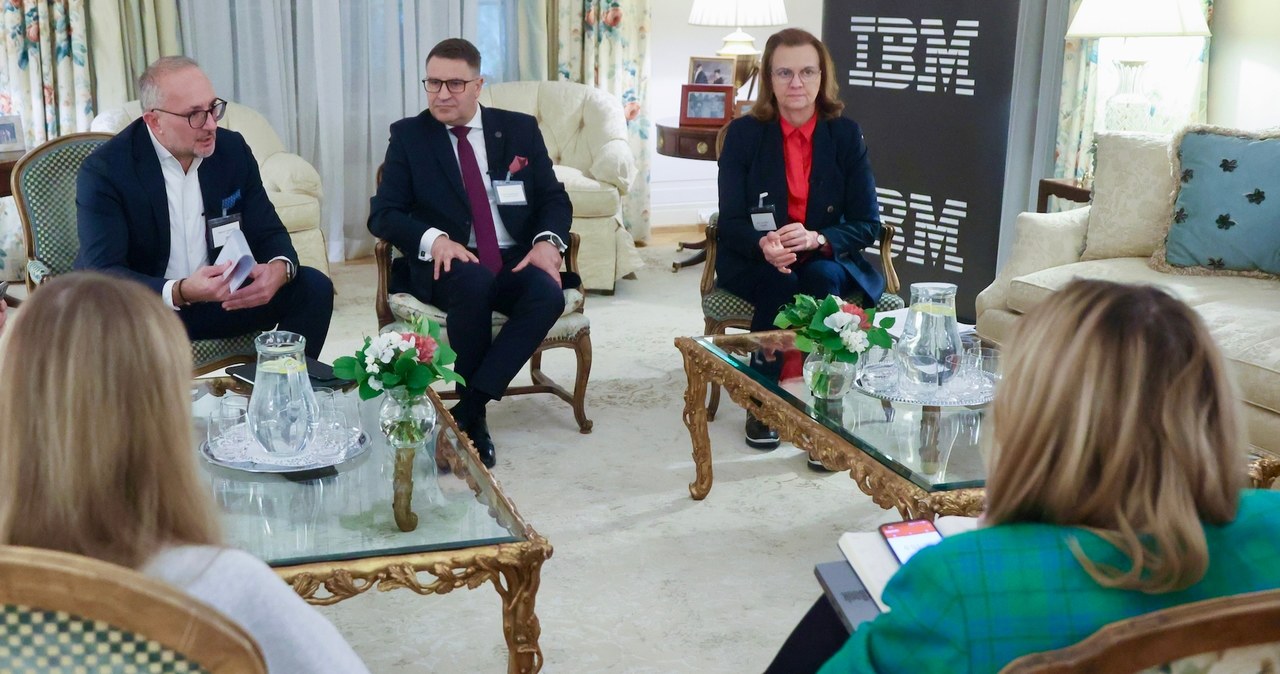 Na spotkanie o technologii AI firma IBM zaprosiła przedstawicieli administracji, nauki i biznesu. Na zdjęciu Marcin Gajdziński (IBM), prof. Teofil Jesionowski (rektor Politechniki Poznańskiej) i prezes ZUS Gerturda Uścińska /IBM /