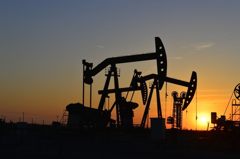 Na spotkaniu krajów OPEC+ zapadła decyzja o zmniejszeniu wydobycia ropy o 100 tys. baryłek dziennie na październik /123RF/PICSEL