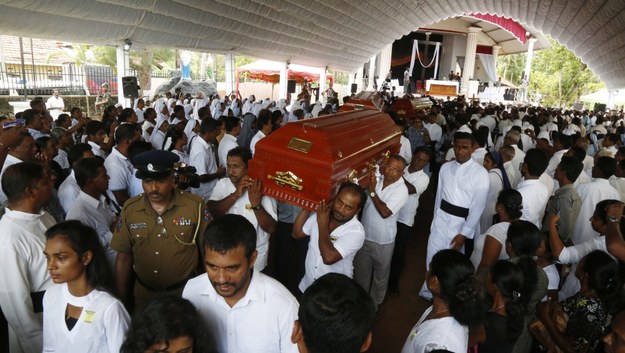 Na Sri Lance rozpoczęły się już pogrzeby ofiar zamachów /M.A. PUSHPA KUMARA /PAP/EPA