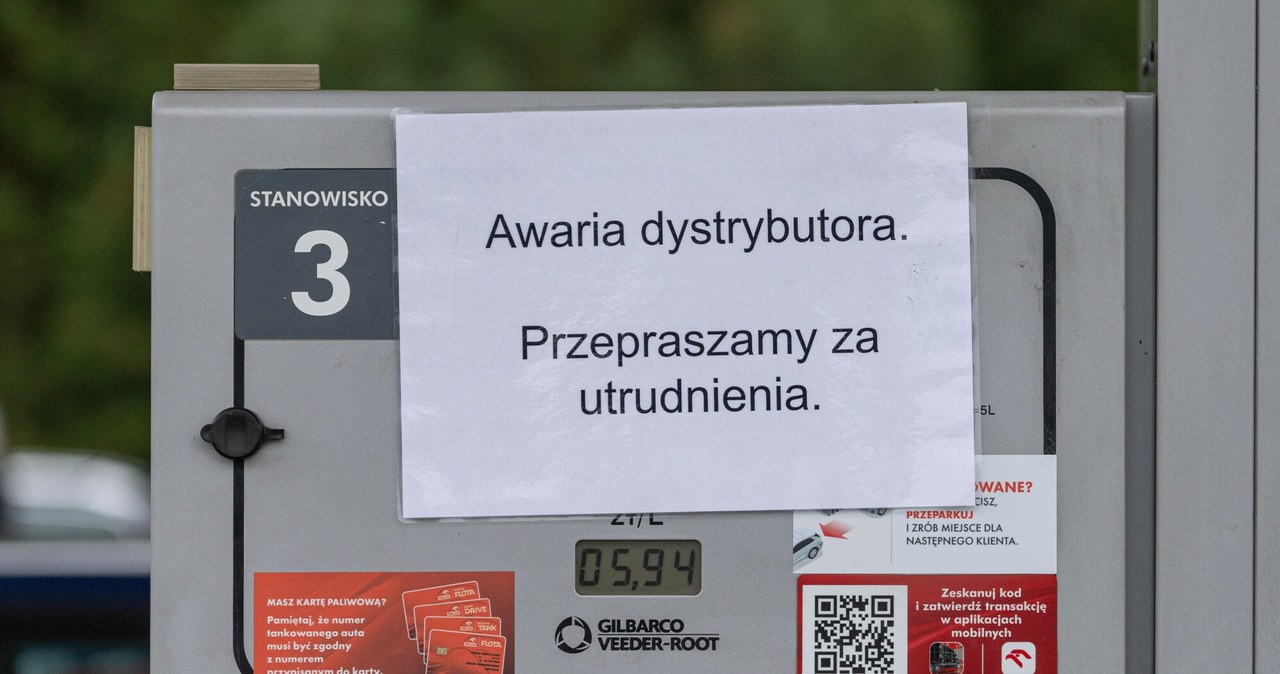 Na stacjach benzynowych w miejscach obsługi podróżnych Niesułków i Nowostawy na A2 trwa przegląd zbiorników na benzynę i olej napędowy. Kierowcy muszą ratować się kanistrami /Jakub Walasek/REPORTER /Agencja SE/East News